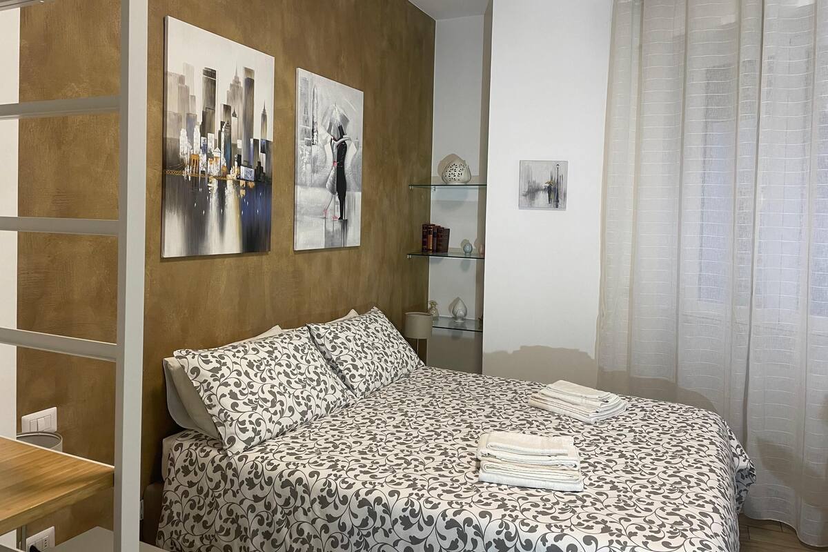 Quarto casal básico | Roupas de cama antialérgicas, escrivaninha