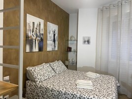 Habitación básica doble | Ropa de cama hipoalergénica y escritorio