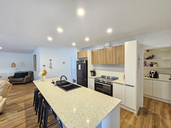 Réfrigérateur, micro-ondes, four, plaque de cuisson