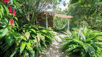 Quarto casal, 1 cama King, sacada, vista para o jardim | Terraço/pátio