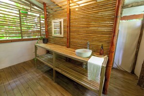 Luxury Double Room, 1 King Bed, Balcony, Garden View | Bathroom | Towels, soap, shampoo, toilet paper