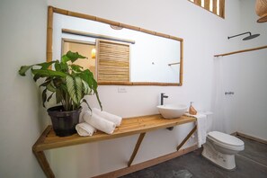 Double Room, 1 King Bed, Garden View | Bathroom | Towels, soap, shampoo, toilet paper - Ecolodge Raíces (San Rafael)