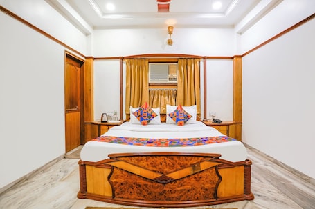Deluxe Double Room, Balcony, City View | Soundproofing, free WiFi, bed sheets