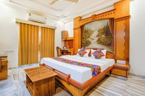 Deluxe Double Room, Balcony, City View | Soundproofing, free WiFi, bed sheets