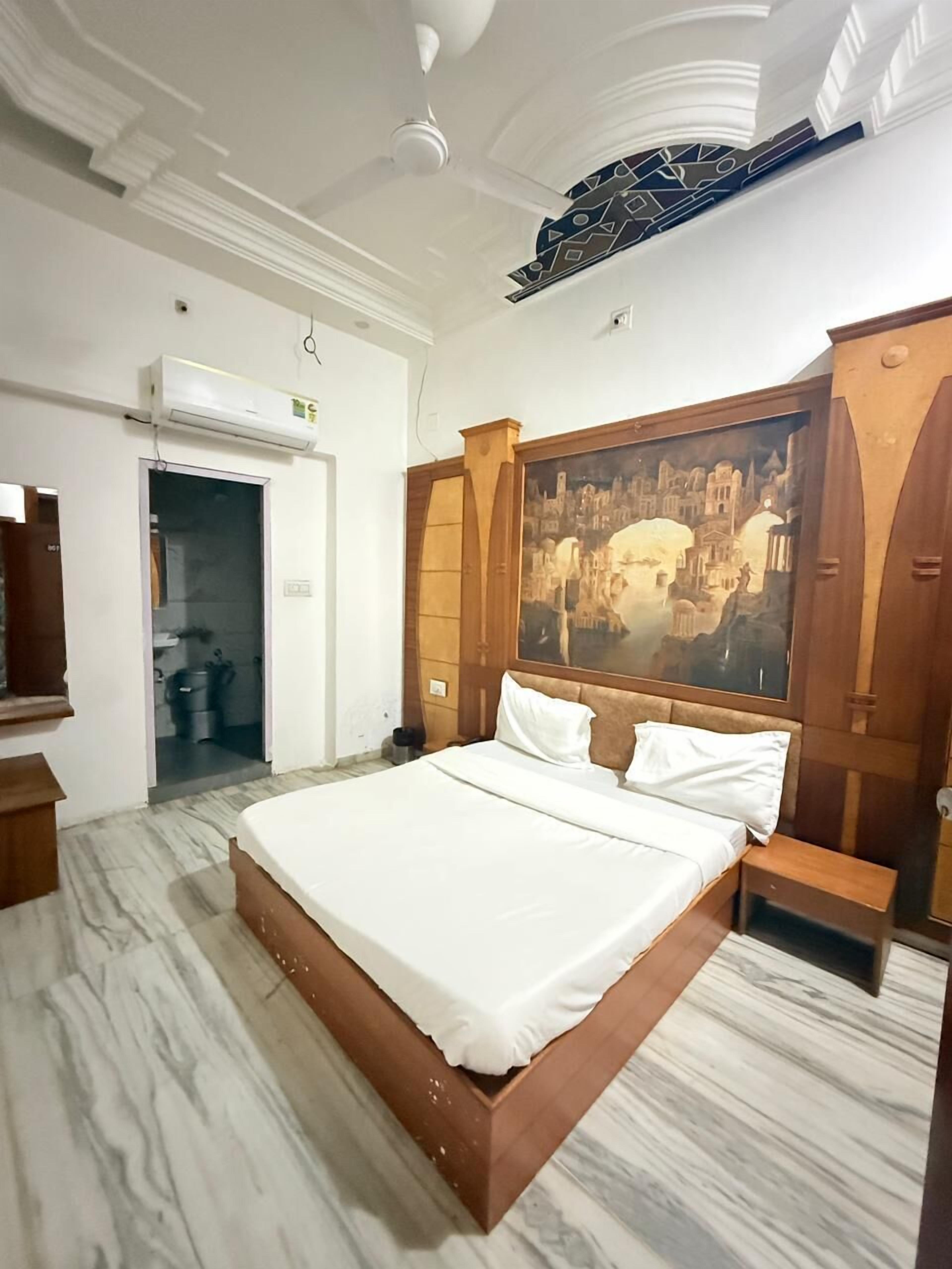 Quarto casal básico | Quartos à prova de som, Wi-Fi de cortesia, roupa de cama