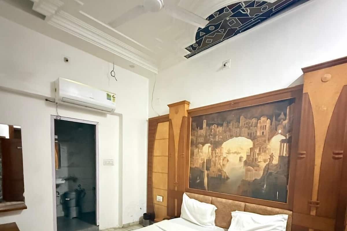 Basic Double Room | Soundproofing, free WiFi, bed sheets