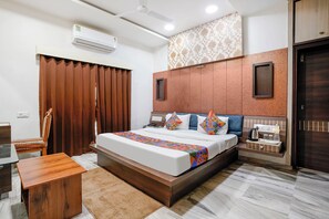 Habitación Deluxe doble, balcón, vistas a la ciudad | Sistema de insonorización, wifi gratis, ropa de cama