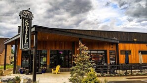 Un restaurant amb un rètol que diu "RAZER VALLEY STILL FOOD & DRINK TOURS" i una zona d'estar a l'aire lliure coberta.