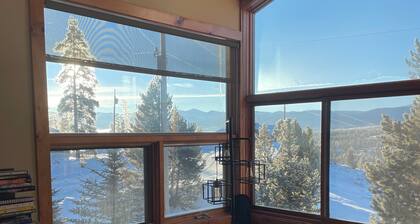 Mountain Chalet in heart of Grand County, Hot Tub, Dogs welcome, Child Friendly