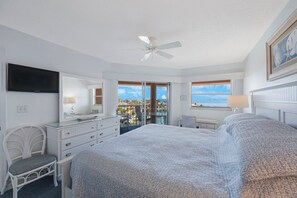 2 bedrooms, iron/ironing board, free WiFi, bed sheets - Perfect, Chic + Convenient 4th of July Getaway (St. Pete Beach)