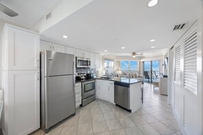 冷蔵庫、電子レンジ、オーブン、コンロ