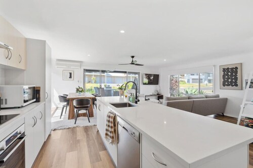 16 Ghania Court Chiton