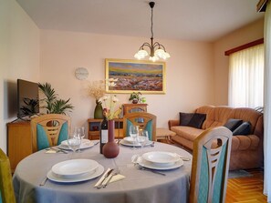 Apartment | Dining - Apartment in Medulin Near Beach (Medulin)