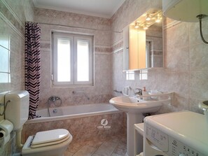 Apartment | Bathroom - Apartment in Medulin Near Beach (Medulin)