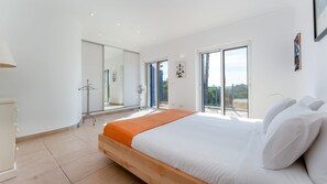 4 bedrooms, iron/ironing board, free WiFi, bed sheets