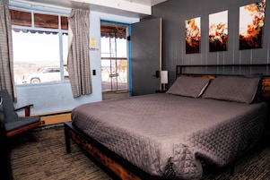 办公桌、笔记本电脑工作区、遮光窗帘、免费 WiFi