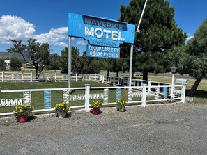 Exterior - Maverick Motel and Glamp Ground (Raton)