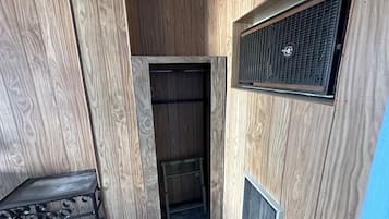 書桌、手提電腦工作空間、遮光窗簾/窗簾、免費 Wi-Fi
