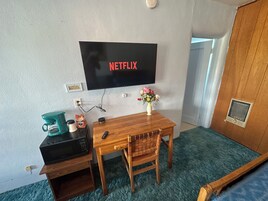 办公桌、笔记本电脑工作区、遮光窗帘、免费 WiFi