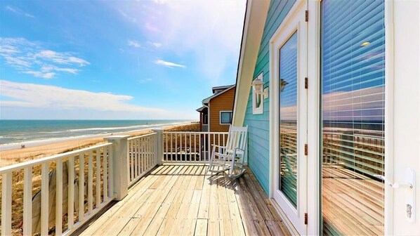 Property grounds - The Big Grouper House - Dream Come True Oceanfront Family Home! (Carolina Beach)