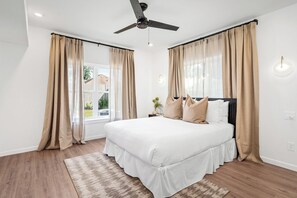 3 bedrooms, desk, iron/ironing board, travel cot - Med Center 8 min • Spa Lounge • 3 Ensuites • Gated 2 Car Parking (Houston)