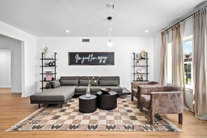 Smart TV - Med Center 8 min • Spa Lounge • 3 Ensuites • Gated 2 Car Parking (Houston)