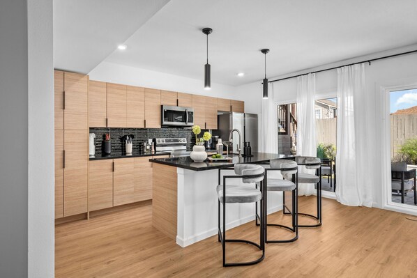 Fridge, microwave, oven, stovetop - Med Center 8 min • Spa Lounge • 3 Ensuites • Gated 2 Car Parking (Houston)