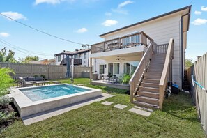 Outdoor pool, a heated pool - Med Center 8 min • Spa Lounge • 3 Ensuites • Gated 2 Car Parking (Houston)