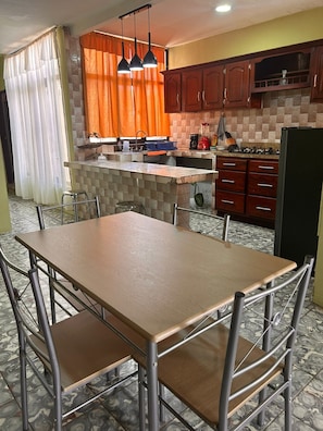 Kjøleskap, mikrobølgeovn og kaffetrakter/tekoker