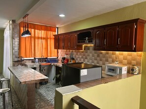 ثلاجة، ميكروويف، ماكينة لصنع القهوة/الشاي