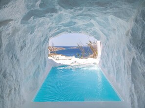 An ice cave with a pool and a view of the sea. - Soothing Holiday Home With Outdoor hot tub (Ios)
