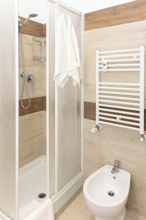 Dusche, Haartrockner, Bidet, Handtücher