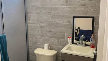 Deluxe Room, Balcony, Beach View | Bathroom