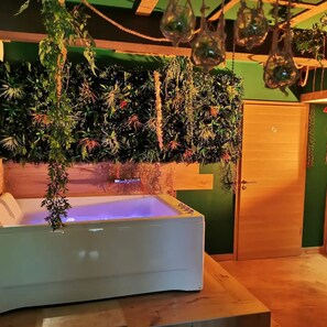 Dusch, bubbelbadkar, hårtork och handdukar