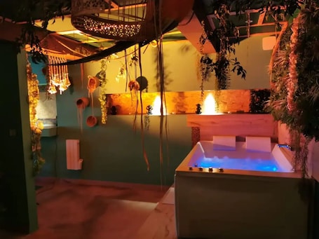 Indoor spa tub. Apartment Cocoon jungle, romantic loveroom