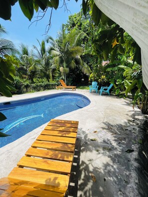 Outdoor pool, open 8:00 AM to 9:00 PM, pool loungers - Casa Yamann (Manzanillo)