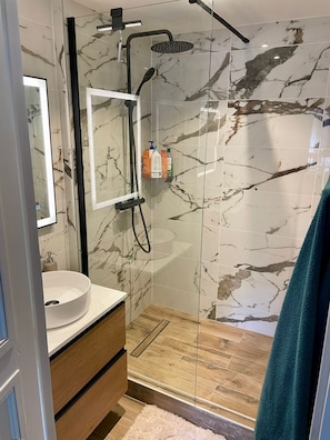 SĂšche-cheveux, serviettes fournies, savon, papier toilette