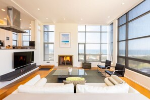 Smart TV, chimenea, estéreo y oficina 