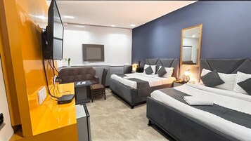 Fjölskylduherbergi fyrir tvo, tvö rúm | Sérhannaðar innréttingar, sérvalin húsgögn, skrifborð