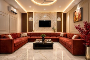 Una sala de estar moderna con un sofá modular, un televisor de pantalla plana y piso de mármol.