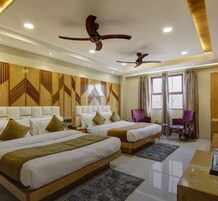 Fjölskylduherbergi fyrir tvo, tvö rúm | Sérhannaðar innréttingar, sérvalin húsgögn, skrifborð