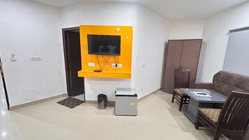 Family Twin Room | Individually decorated, individually furnished, desk, laptop workspace