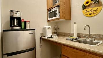 Microondas, cafetera y tetera y utensilios de cocina