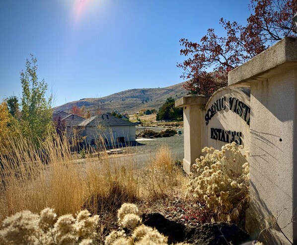 Property grounds - Scenic Views Casita 1 - Cozy Studio for 2, Local Golfing 50% Off! (Baker City)