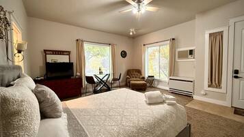 Travel crib, free WiFi, bed sheets