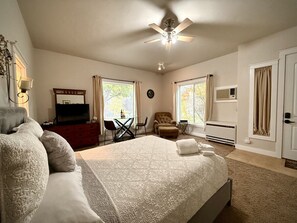 Travel crib, free WiFi, bed sheets - Scenic Views Casita 1 - Cozy Studio for 2, Local Golfing 50% Off! (Baker City)