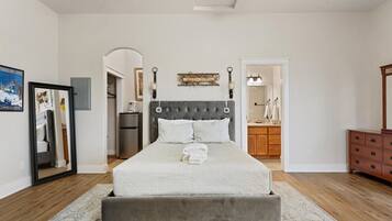 Travel crib, free WiFi, bed sheets