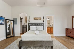 Travel cot, free WiFi, bed sheets