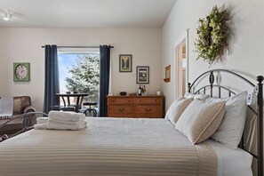 Travel cot, free WiFi, bed sheets