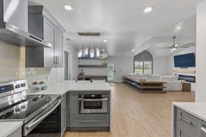 Fridge, microwave, oven, stovetop - Southern Exposure Oasis (Cape Coral)